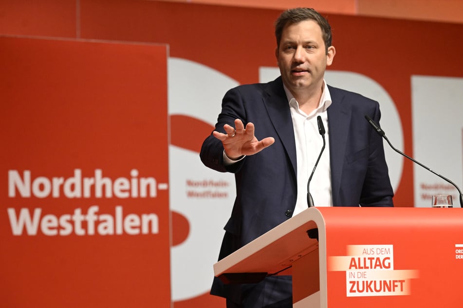 SPD-Chef Lars Klingbeil (57) räumte Fehler bei einem Landesparteitag in Duisburg ein.