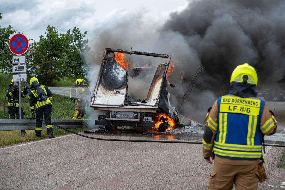 Zahlreiche Einsatzkräfte der Feuerwehr eilten zum Ort des Geschehens, um den Brand zu löschen.