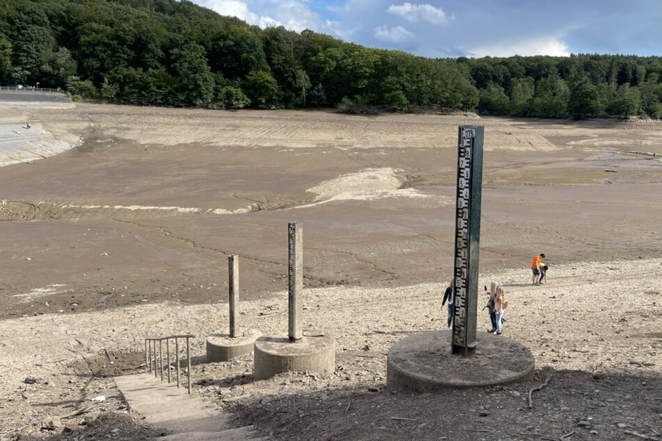 Die Steinbachtalsperre drohte nach dem Hochwasser zu brechen. Aktuell ist sie leer und Besucher laufen durch das gesperrte Areal.