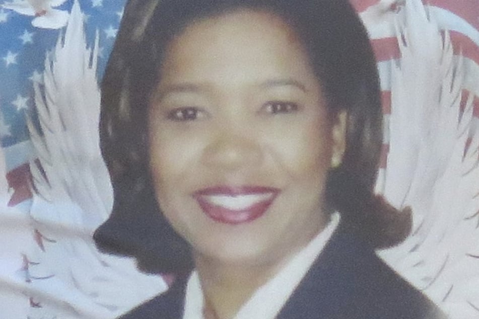 CeeCee Ross Lyles (†33) war eine von sieben Besatzungsmitgliedern an Bord von United Airlines Flug 93, der am 11. September 2001 neben drei anderen Flugzeugen entführt worden war. Sie starb beim Absturz der Maschine in Shanksville.