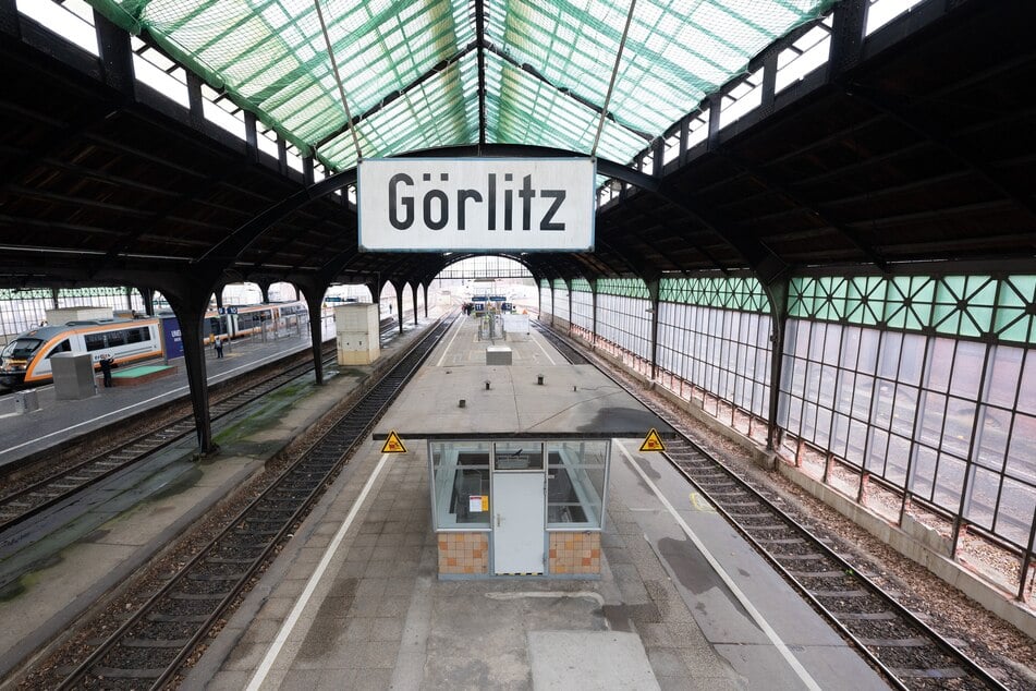 Am Görlitzer Bahnhof soll es zu einer Körperverletzung und einer sexuellen Belästigung gekommen sein. (Archivbild)