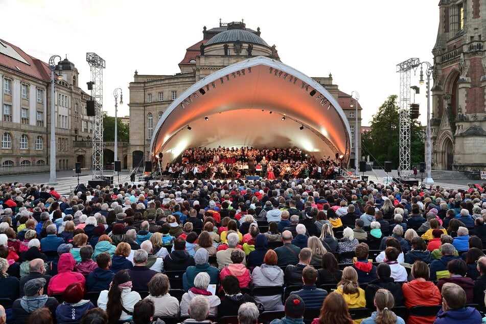 "Blond" wird gemeinsam mit der Robert-Schumann-Philharmonie den Theaterplatz zum Kosmos Festival rocken.