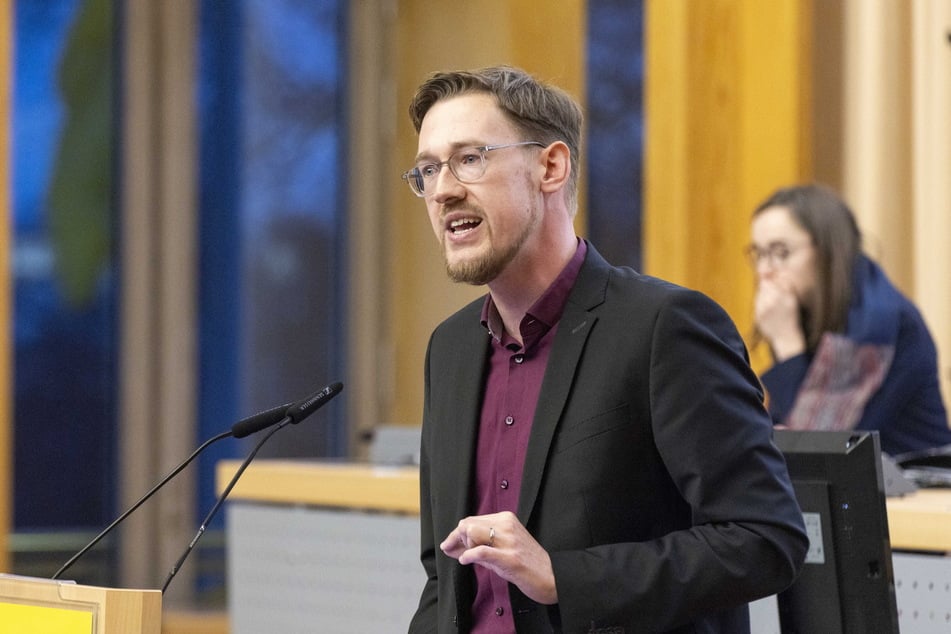 Vor sieben Jahren erteilte der Pieschener Ortsbeirat, zu dem auch Stefan Engel (32) gehörte, seine Zustimmung zu einem SPD-Antrag für einen neuen Zebrastreifen. Lange Zeit passierte jedoch nur wenig.