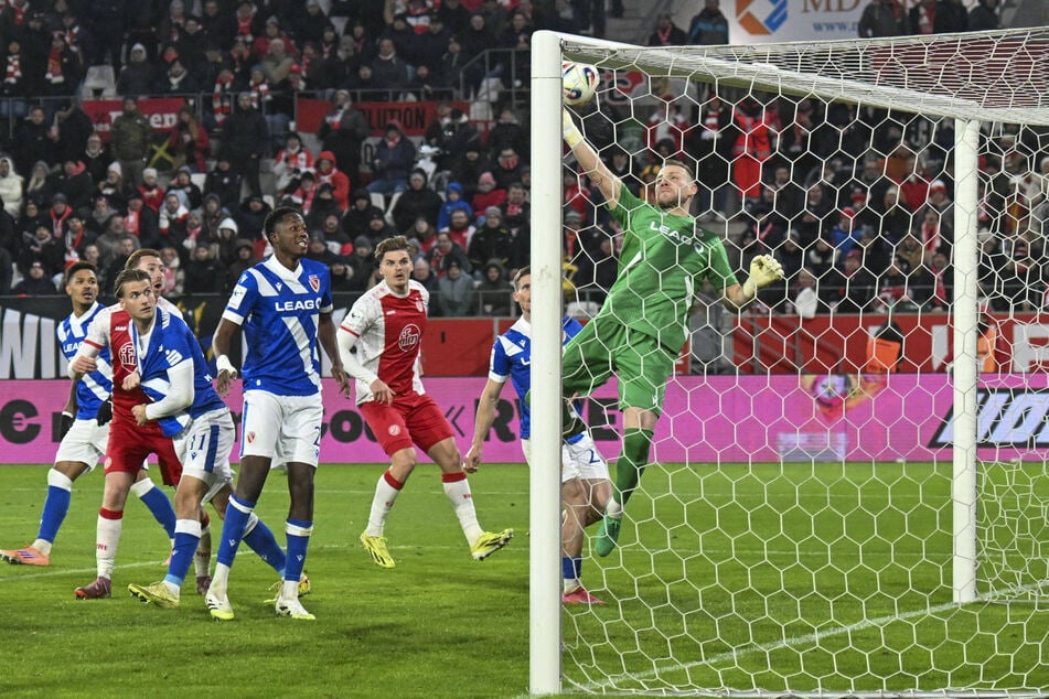 Marius Funk (29, r.) fliegt und hievt sich und Energie Cottbus auf die 1 der 3. Liga.
