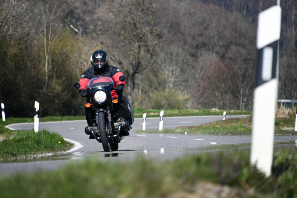 Der Biker starb noch am Unfallort. (Symbolbild)