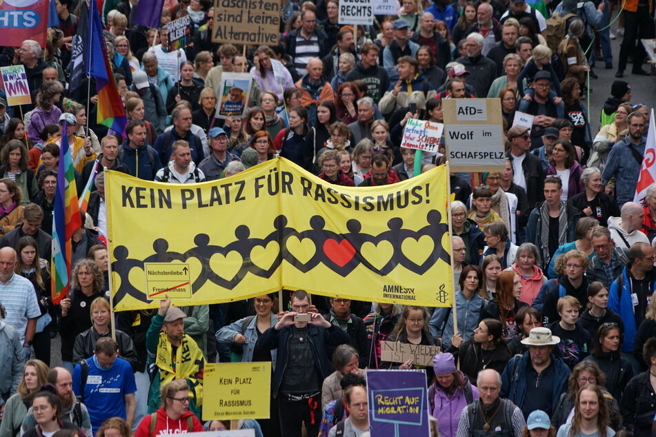 Gegen 17 Uhr setzten sich die rund 29.000 Menschen in Bewegung und zogen friedlich protestierend durch die Hamburger Innenstadt.