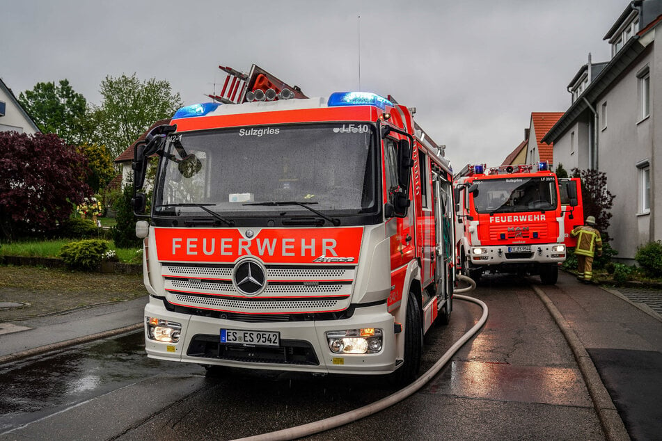In Esslingen schlug ein Blitz in ein Wohnhaus ein. Die Feuerwehr musste anschließend einen Dachstuhlbrand in dem Gebäude löschen.