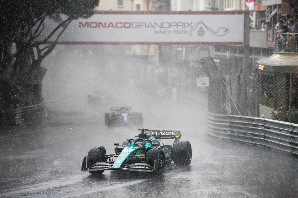 Bei starkem Regen fahren die Formel-1-Piloten zum Aufwärmen über die Strecke in Monte Carlo.