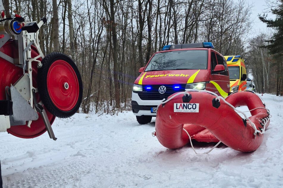 Schlimmes Unglück in Sachsen-Anhalt: Mann bricht in See ein und stirbt
