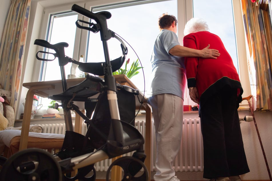 Pflegekräfte bekommen für ihren harten Arbeitsalltag etwas mehr Lohn. (Symbolfoto)