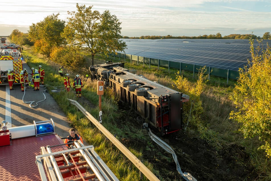 Ein Lastwagen landete auf der A24 Richtung Hamburg am Dienstagnachmittag im Graben.