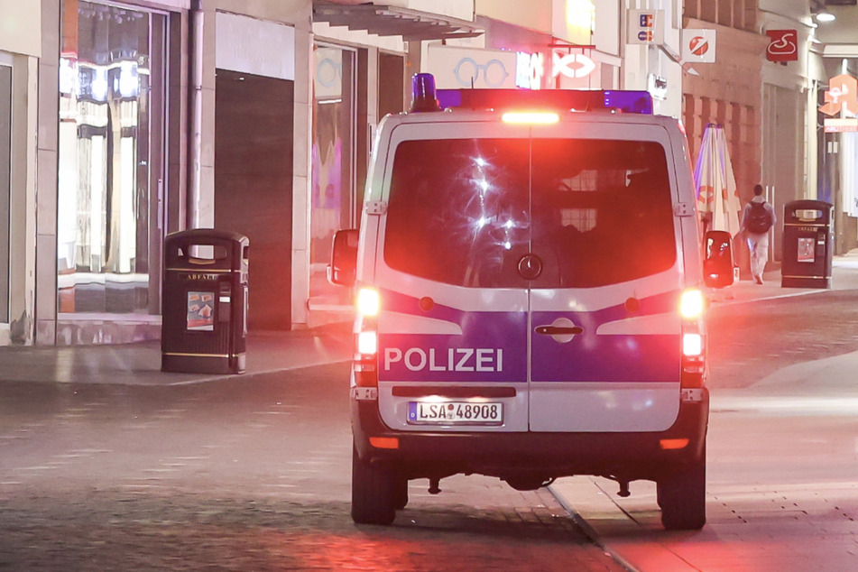 Die Polizei kontrolliert die Straßen, ob die Ausgangsbeschränkungen eingehalten werden.