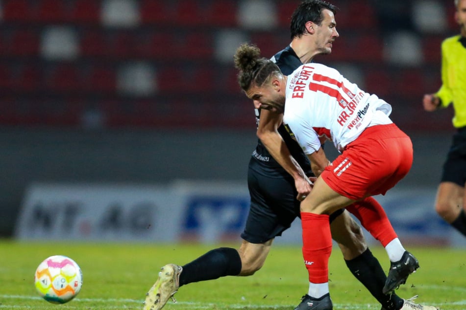 RWE-Stürmer Romario Hajrulla musste nach dem harten Einsteigen von Zeiger verletzt ausgewechselt werden.