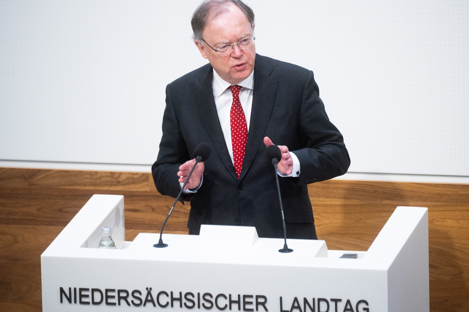 Stephan Weil (62, SPD), Ministerpräsident Niedersachsen, hält eine Regierungserklärung zur Corona-Pandemie im niedersächsischen Landtag.