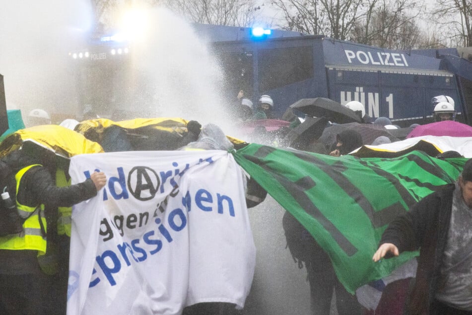 Die Polizei setzte in Gießen auch Wasserwerfer gegen die Protestierenden ein, so auch gegen eine Gruppe, welche die B429 nahe der Lahnbrücke blockierte.