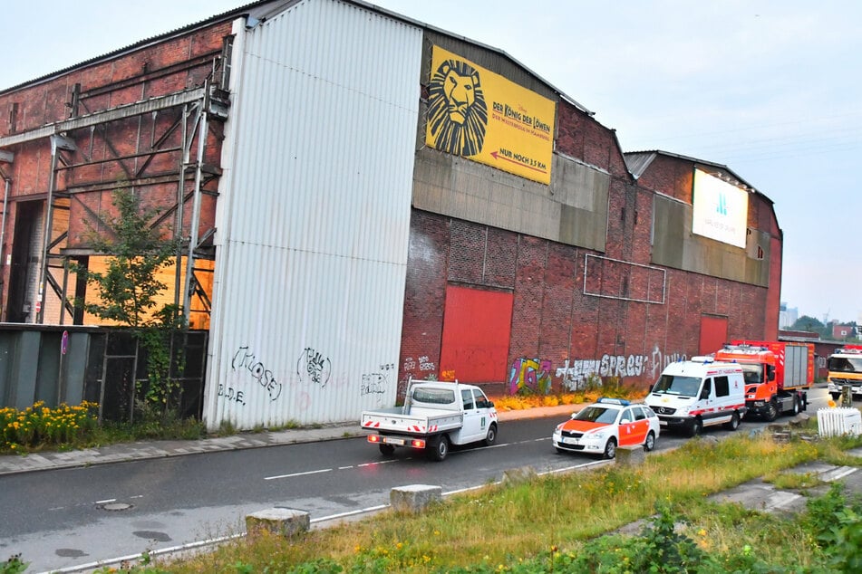 Hamburg: Feuer in Gefahrgut-Lagerhalle sorgt für Großeinsatz!