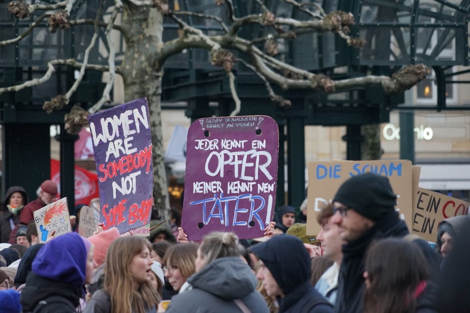 Rund 22.000 Menschen demonstrierten am Donnerstag in Hamburg gegen sexualisieret Gewalt, für mehr Rechte für Betroffenen sowie tatsächliche Konsequenzen für die Täter.