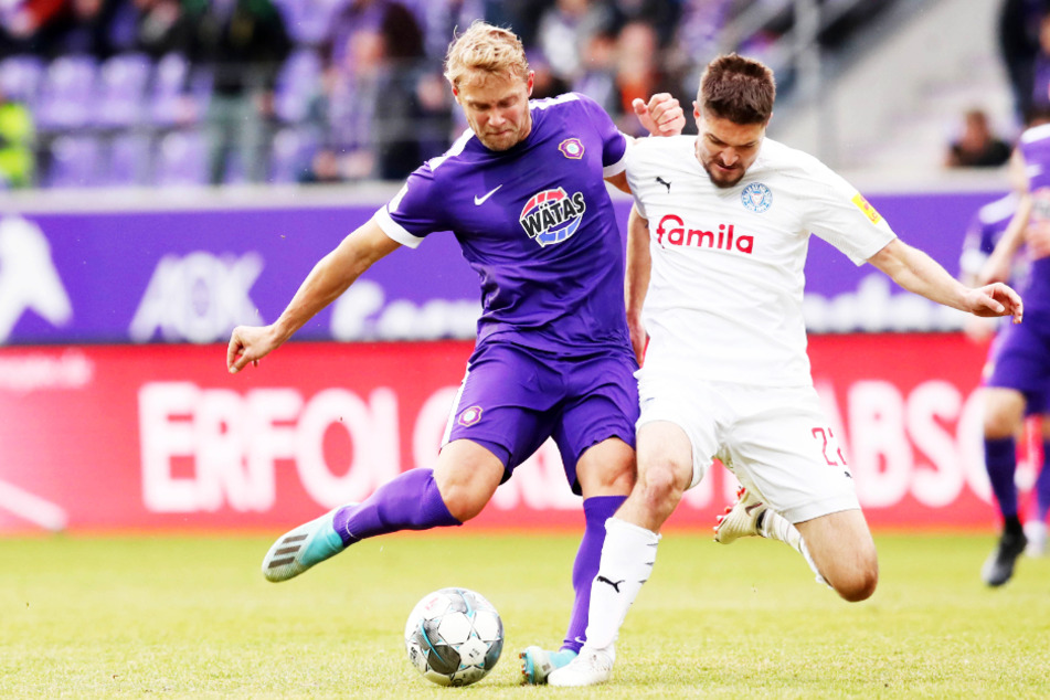 Jan Hochscheidt (l.), hier in der Februar-Partie gegen Holstein Kiel im Zweikampf mit Aleksandar Ignjovski, ist am Freitag positiv auf das Coronavirus getestet worden.