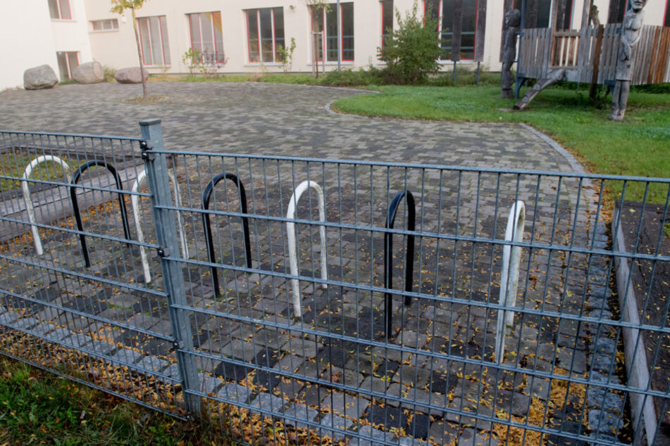 Fahrradständer leer, Schulhof leer: So bleibt es wohl auch die nächsten Wochen in Deutschland.