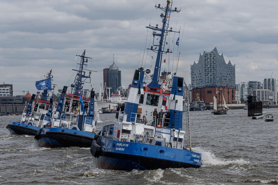 Im Takt wippen die Schlepper durch den Hamburger Hafen.