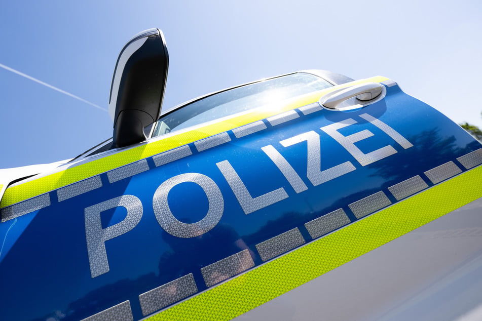 Die Polizei musste am Samstagabend einen Streit zwischen einem Auto- und einem Fahrradfahrer schlichten. (Symbolfoto)