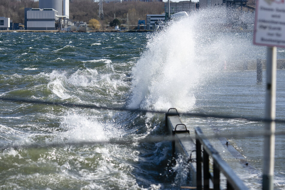 Für die gesamte Ostseeküste gibt es eine Sturmflutwarnung. (Archivfoto)