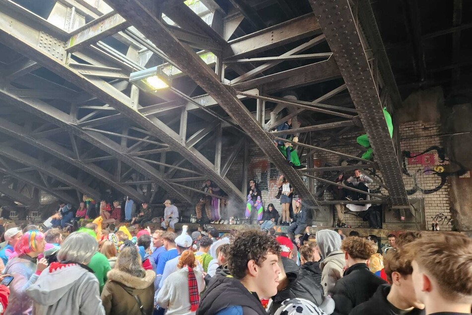 Auch am Bahnhof Köln-Süd herrscht Ausnahmezustand: Einige der Feiernden erklommen die Stahlträger der dortigen Brücke.