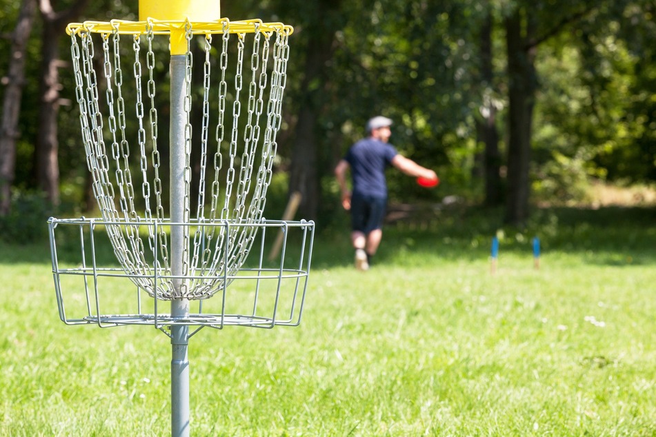 Discgolf gehört zu den beliebtesten Spielen für draußen für Erwachsene.