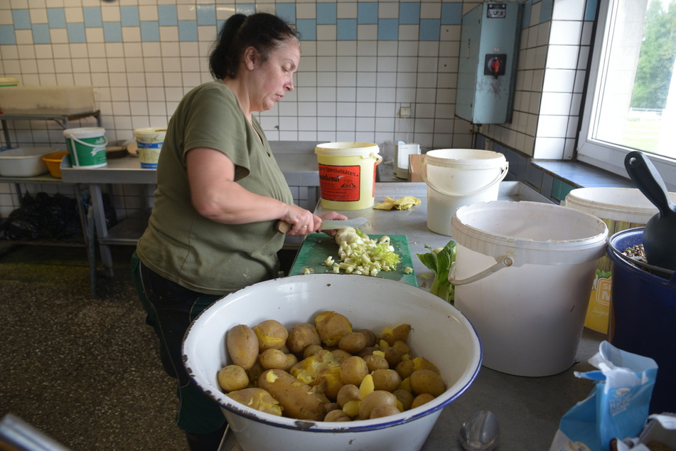 Tierpflegerin Kathrin Gruner (59) bereitet in der alten Futterküche eine Mahlzeit für die Emus zu