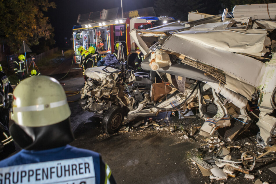 Das Wohnmobil ist nach dem Unfall ein einziges Wrack.