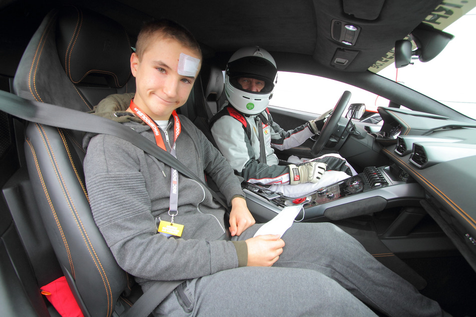 Lukas (14) wagt sich in einem schnellen Lamborghini auf die Piste.