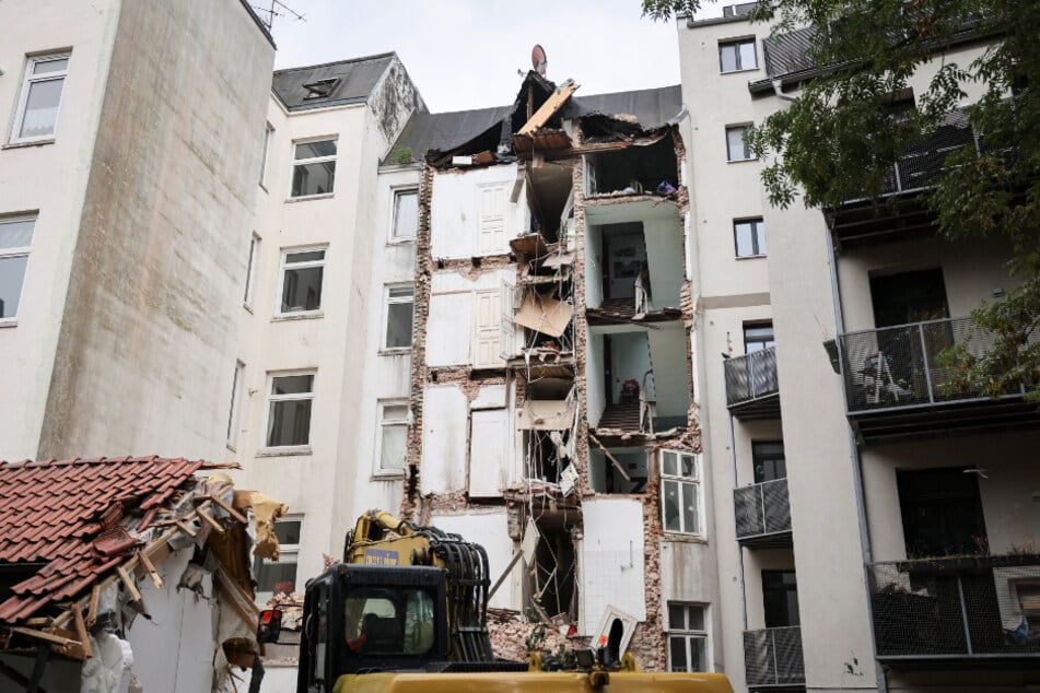 Das einsturzgefährdete Haus in der Holstenstraße nach dem Teilabriss. Nun gibt es eine Lösung für die betroffenen Mieter.