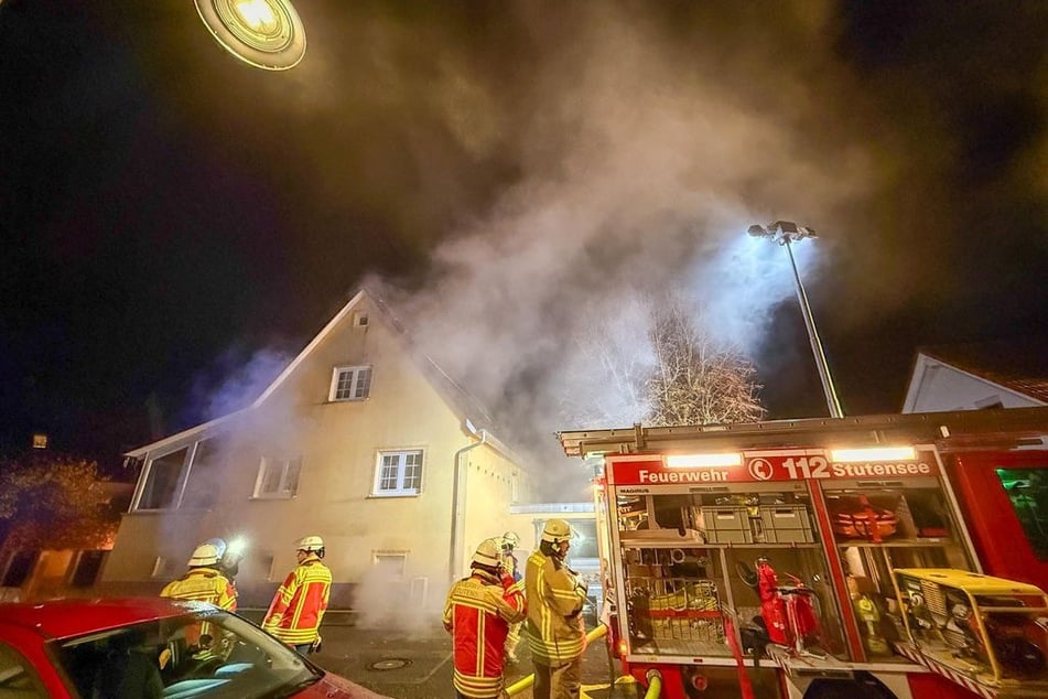 Aus dem Keller des Hauses drang starter Rauch.