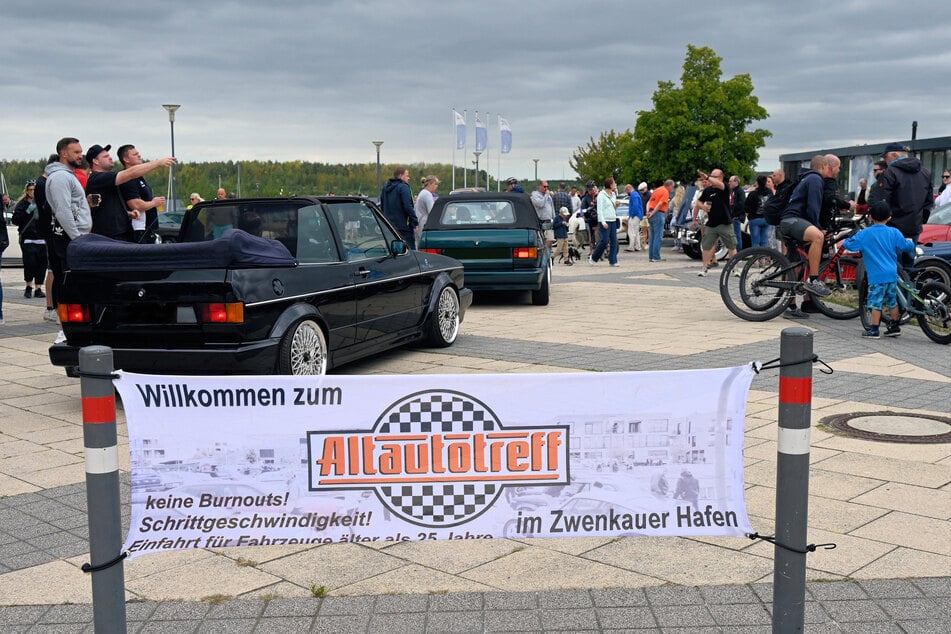 Strikte Regeln in lockerer Atmosphäre beim Altautotreff am Zwenkauer See.