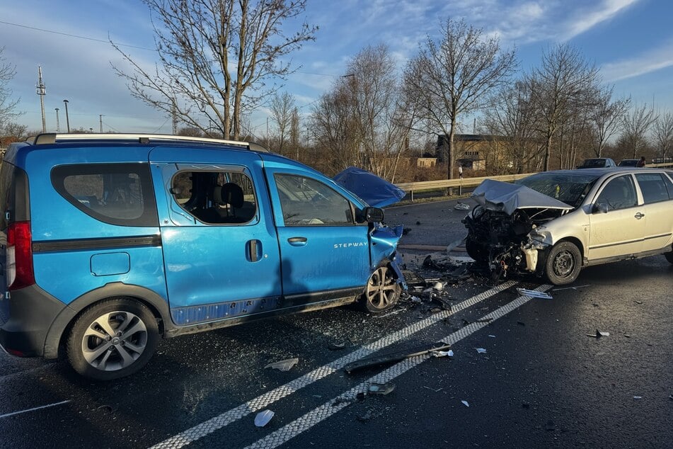 Frontalzusammenstoß dieser beiden Fahrzeuge auf der B87 bei Eilenburg.