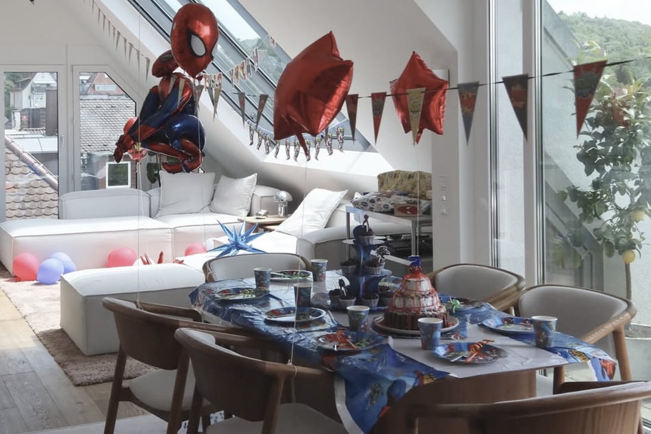 Der Geburtstagstisch bei Mama Anahita Rehbein ganz im Spiderman-Look.