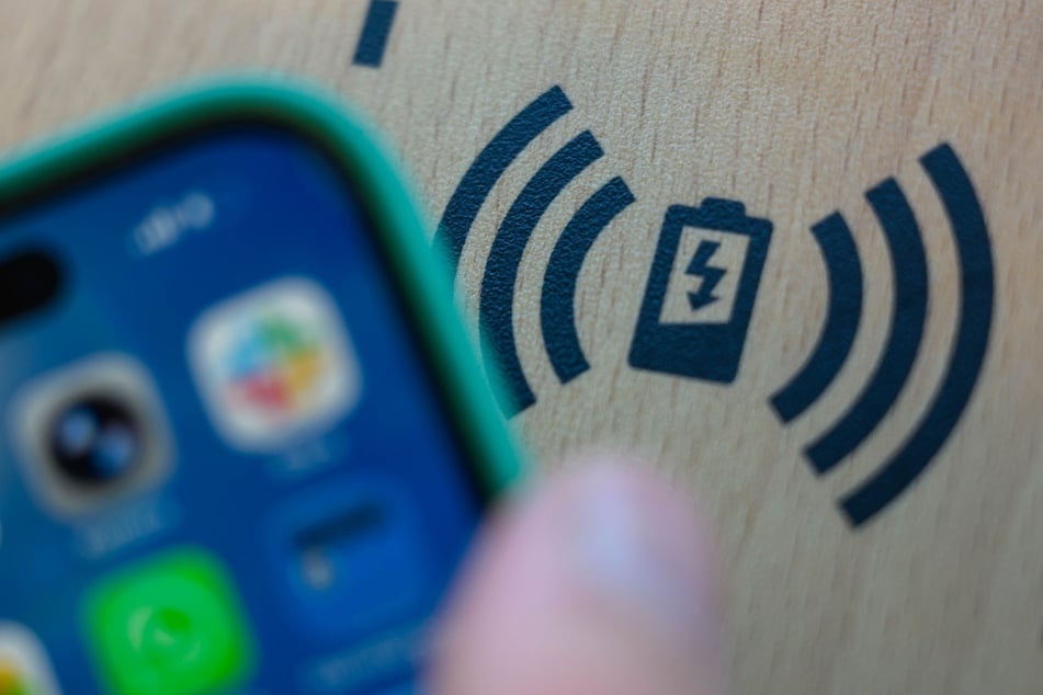 Auf den Zugtischen kann das Smartphone kabellos geladen werden.