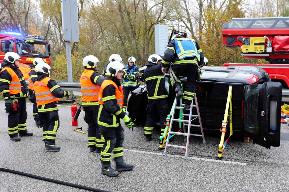 Ein 71-jähriger Fiat-Fahrer hat sich am Freitagvormittag in Rostock mit seinem Wagen überschlagen. Er erlitt ein Trauma und kam ins Krankenhaus.