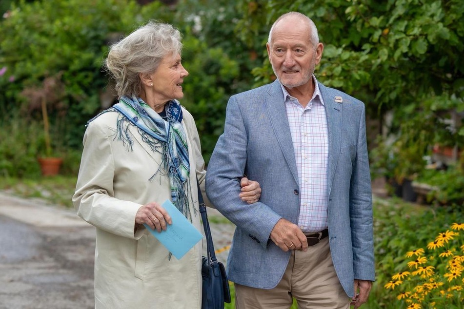 Hildegard (Antje Hagen, 85) und Alfons (Sepp Schauer, 74) möchten ihren Gewinn abholen - doch wo ist das Los?