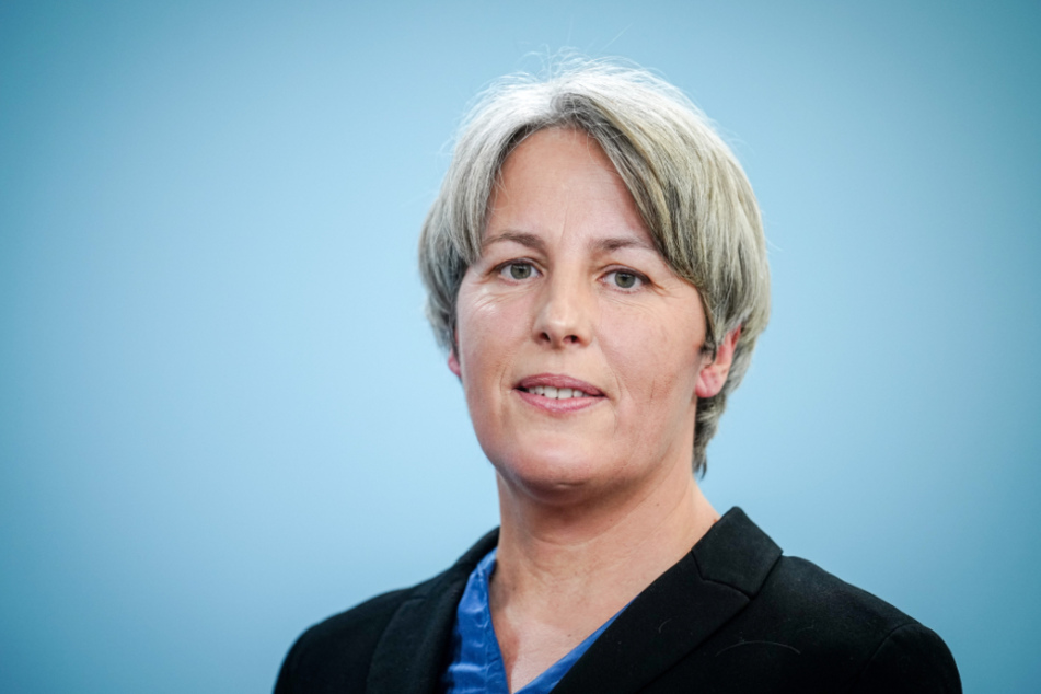 Die Missbrauchsbeauftragte der Bundesregierung, Kerstin Claus (59), fordert die Einführung eines Rechts auf Aufarbeitung und will den Kirchen jede Chance zur Vertuschung und Täuschung nehmen.