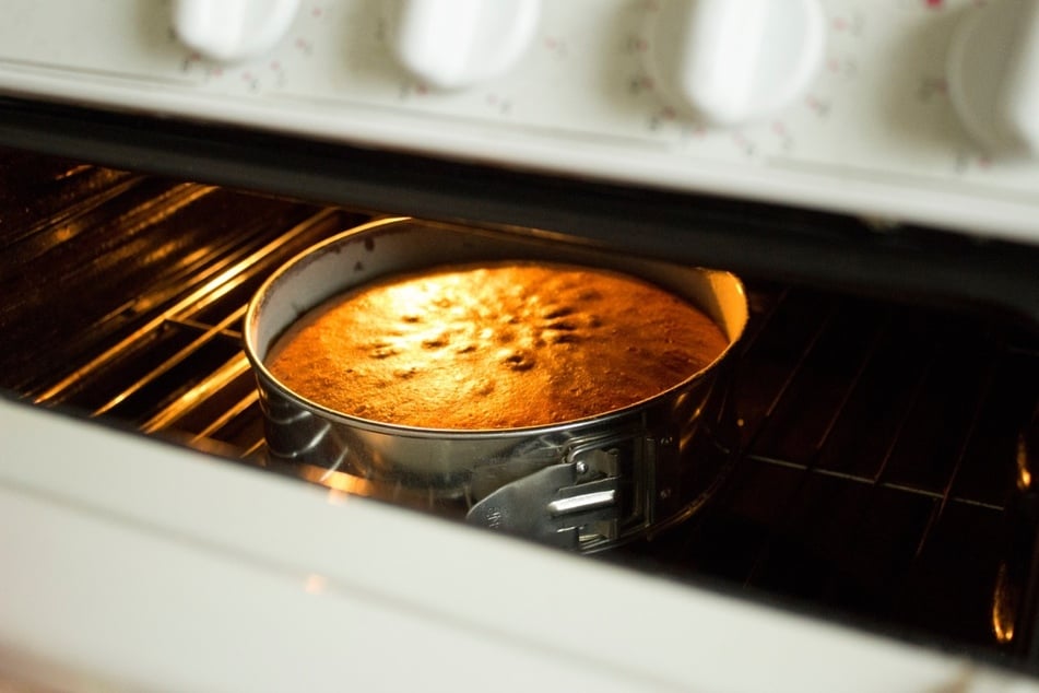 Lasse den aufgetauten Käsekuchen eine Stunde lang im warmen und geöffneten Ofen stehen.