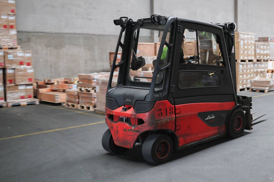 Ausfahrt versperrt: Brummi-Fahrer macht sich selbst den Weg frei