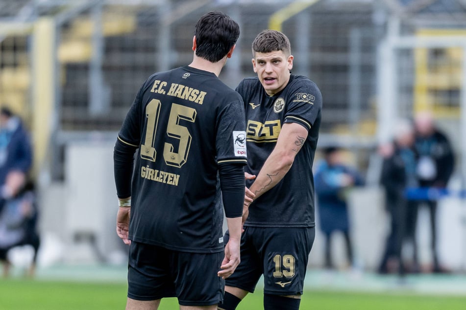 Ahmet Gürleyen (26, l.) der den Ball in der Elfmeter-Szene an den Arm bekommen hatte, diskutiert mit Mitspieler Jan Mejdr (30).