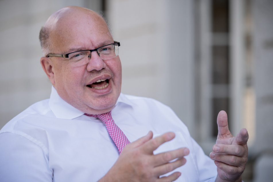 Peter Altmaier (CDU), Bundesminister für Wirtschaft und Energie, spricht bei einem Interview auf der Terrasse vor seinem Büro im Ministerium.