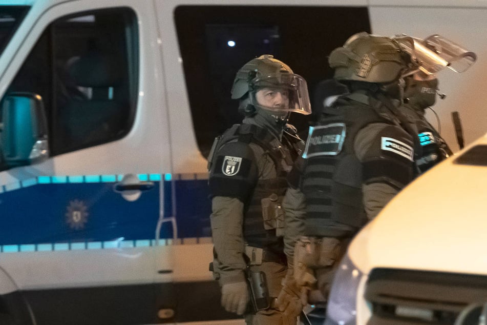 Berlin: Vom Balkon geballert: Plötzlich "klopft" SEK an die Tür