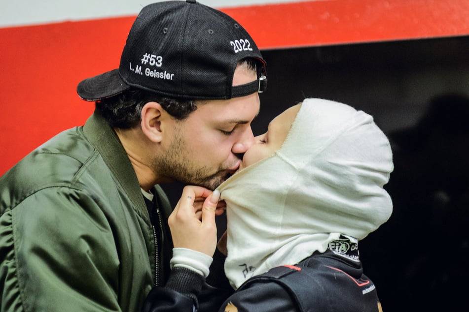 Jimi Blue Ochsenknecht (31) küsst seine Verlobte Laura-Marie Geissler (25).