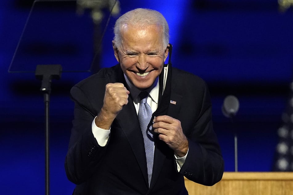 Joe Biden (77), "Gewählter Präsident", steht nach einer Ansprache gestikulierend auf der Bühne.