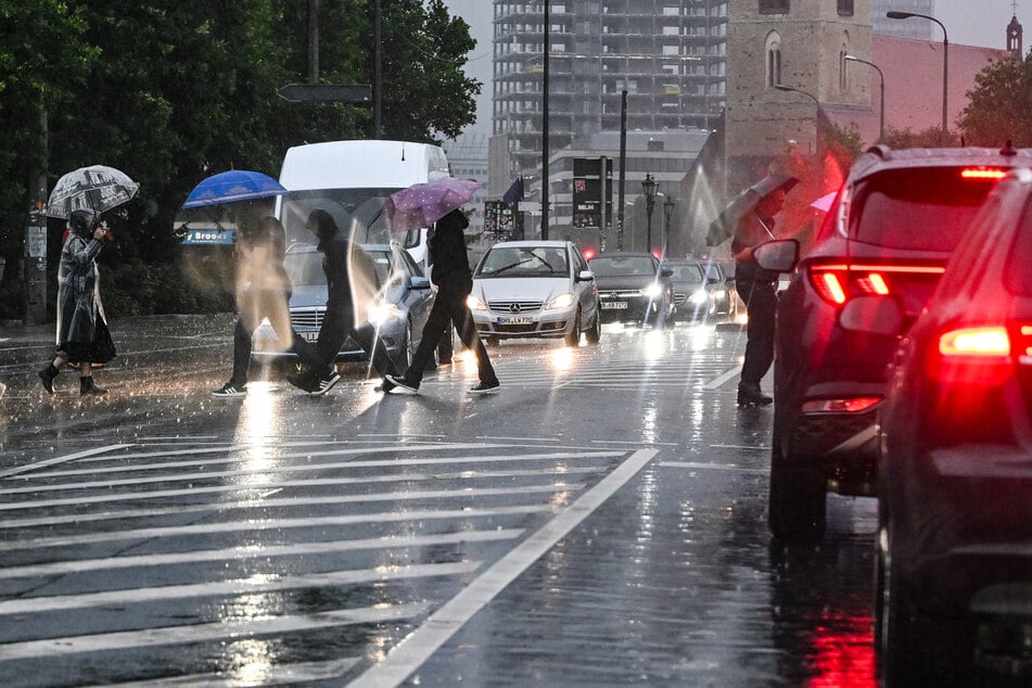 Ab Sonntagabend erwartet die Berliner und Brandenburg viel Regen. (Symbolbild)