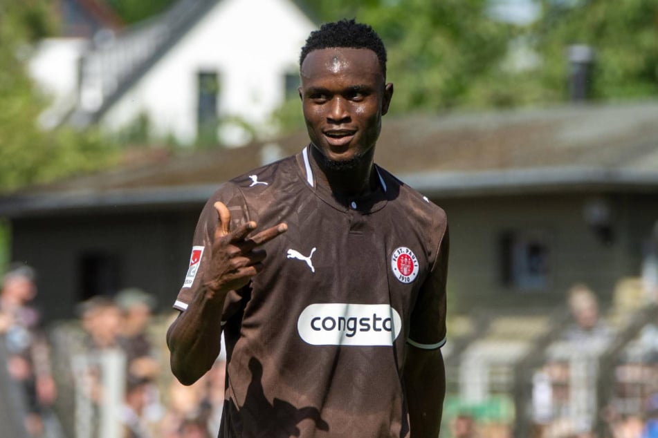 Er zeigt es an: FCSP-Stürmer Abdoulie Ceesay traf in der ersten Hälfte dreimal und schnürte einen lupenreinen Hattrick.