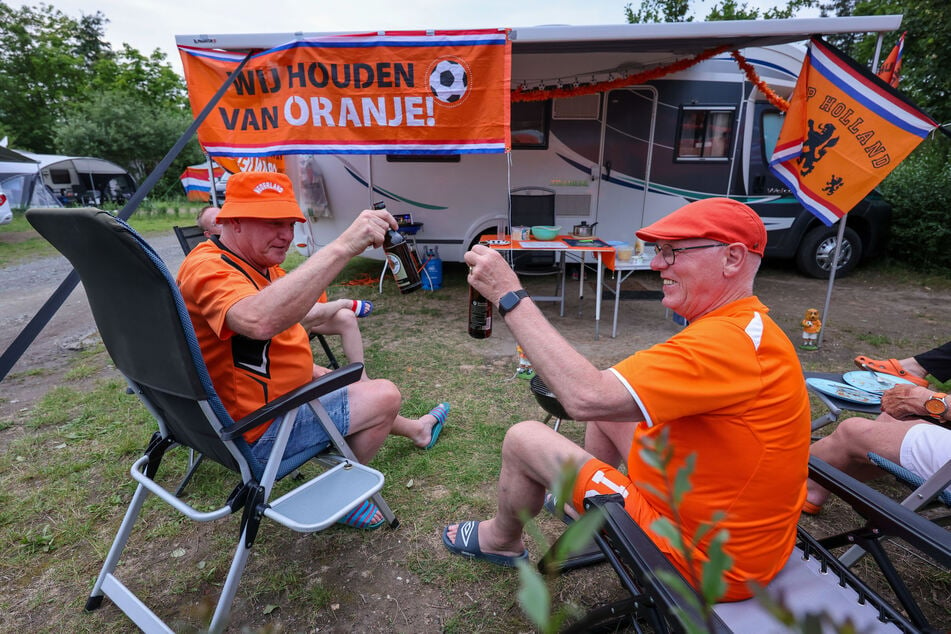Auf den Sieg! Fans aus den Niederlanden stoßen auf dem Camping-Platz am Kulkwitzer See an.